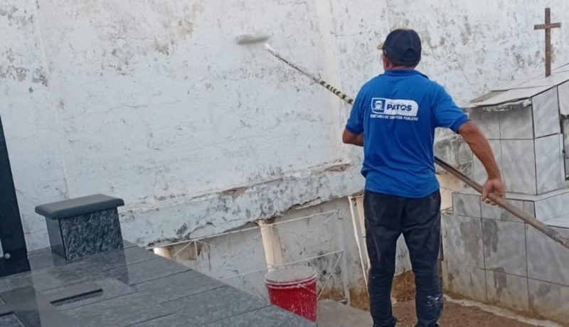 Prefeitura de Patos inicia pintura interna do Cemit�rio Santo Ant�nio 