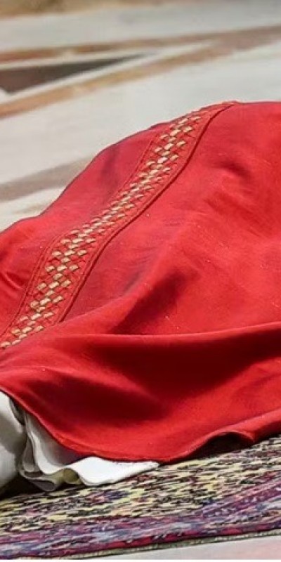 Papa Le�o XIV reza deitado no ch�o ao celebrar a Paix�o de Cristo