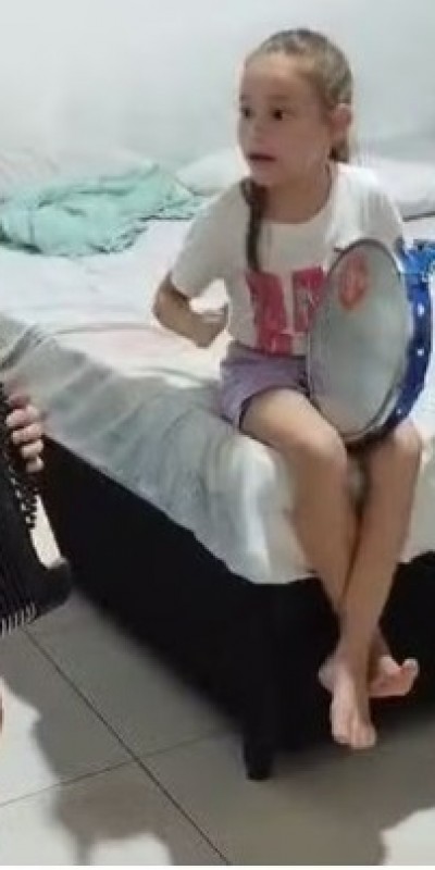 Sanfoneiro de 9 anos 'monta banda' com os irmos e se inspira no pai: 'Gosto de ver ele tocar'