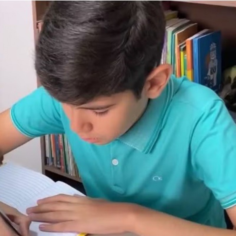 Patoense de 12 anos escreve livros infantis e fala sobre amor pela leitura: 'Leio desde a barriga da minha m�e'