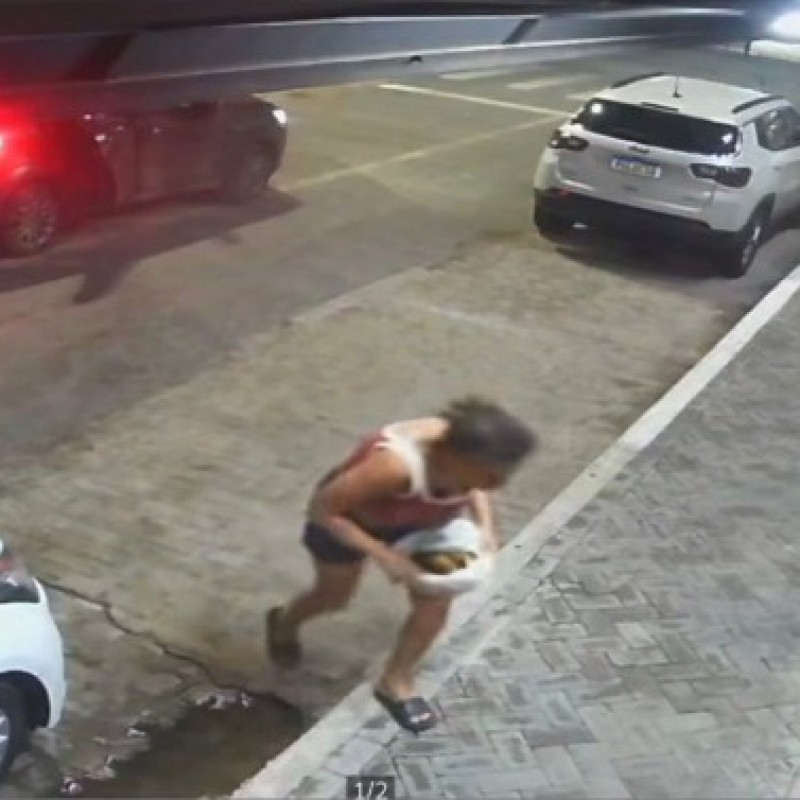 C�meras flagram no Centro de Patos despejo de material associado a trabalho espiritual em frente a sal�o 