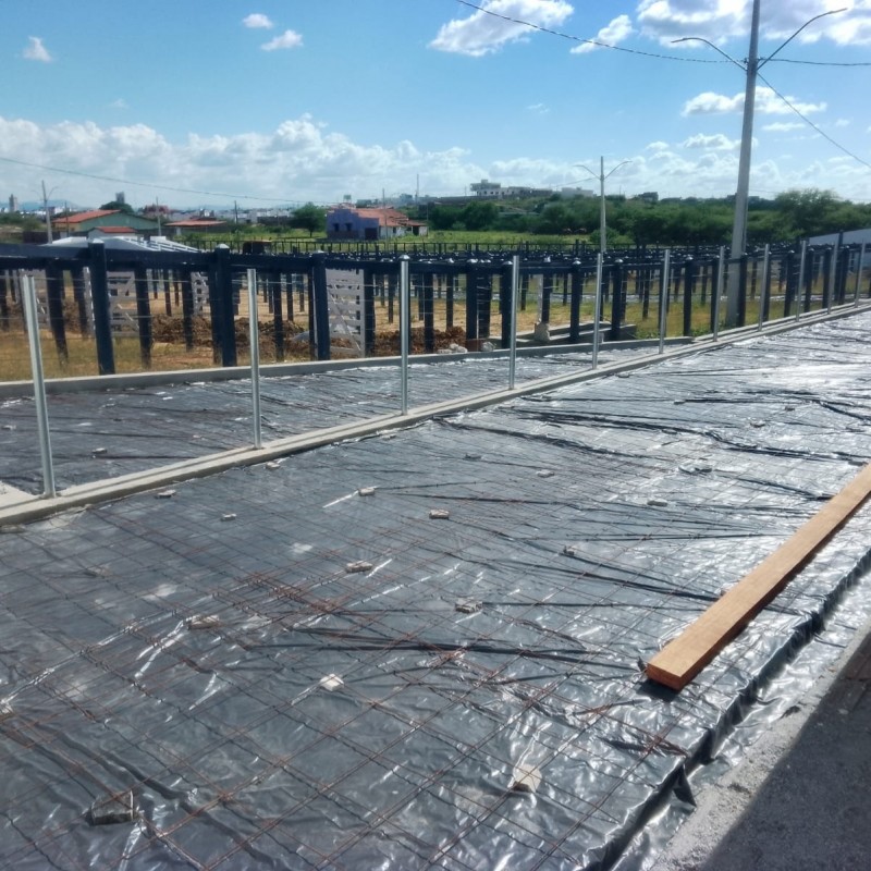 Obras da Feira do Gado de Patos recebe implanta��o do sistema hidr�ulico, prote��o de rampas e do piso