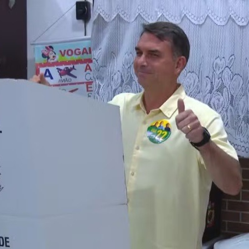Fl�vio Bolsonaro vota na Zona Norte do Rio e diz: 'Espero que o brasileiro ponha fim a essa era do atraso'